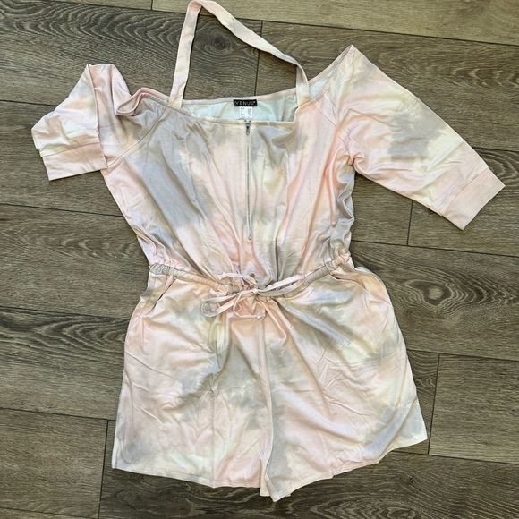 Venus NWT Pink and White Tie-Dye Off-Shoulder Romper 1X - Picture 5 of 6